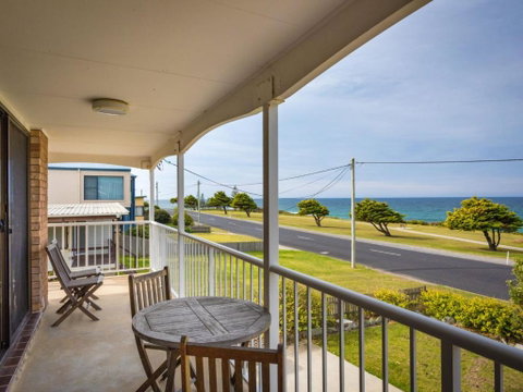 Allawah Beach House - 29 Dalmeny Drive, Kianga - Accommodation 4U 2