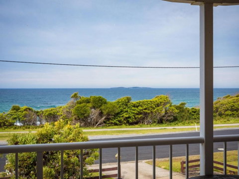 Allawah Beach House - 29 Dalmeny Drive, Kianga - Accommodation 4U 3