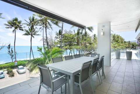 Amaroo - Luxury Apartment Overlooking The Coral Sea - Accommodation 4U 1