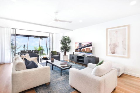 Amaroo - Luxury Apartment Overlooking The Coral Sea - Accommodation 4U 3