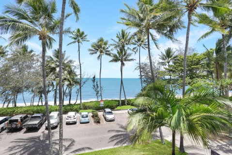 Amaroo - Luxury Apartment Overlooking The Coral Sea - Accommodation 4U 2