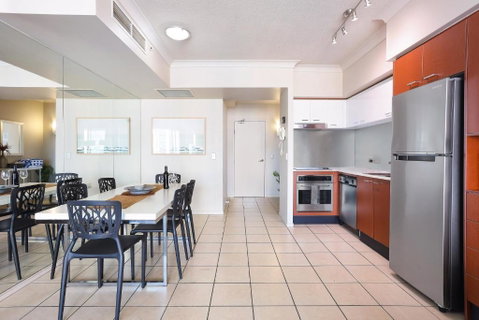 Amazing Chevron Heart Of Surfers Apartment - Accommodation 4U 1