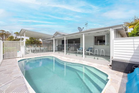 Ash Haven, 19 Ash St - Views, Pool, Air Con, Boat Parking, Wi-Fi - Accommodation 4U 2
