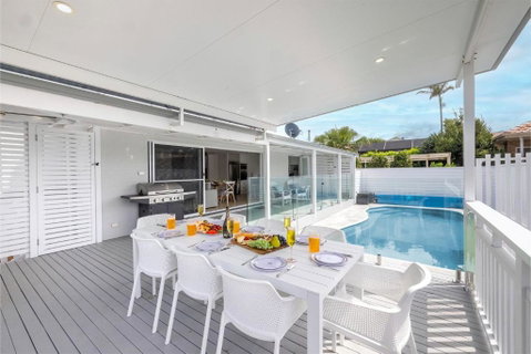 Ash Haven, 19 Ash St - Views, Pool, Air Con, Boat Parking, Wi-Fi - Accommodation 4U 1