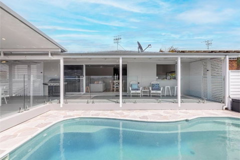 Ash Haven, 19 Ash St - Views, Pool, Air Con, Boat Parking, Wi-Fi - Accommodation 4U 3