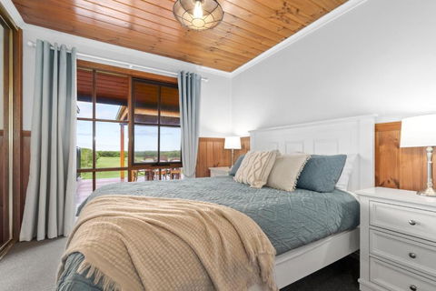 Apollo Bay Cottages- Wild Dog - Accommodation 4U 1