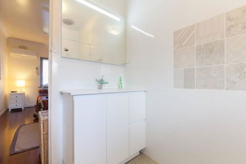 B7 Crawley Apartment 1 BRM & Sleepout Near UWA - Accommodation 4U 0
