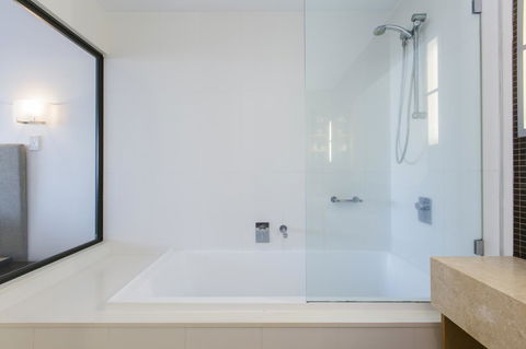 Boathouse Port Of Airlie - Accommodation 4U 13