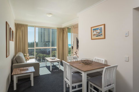 Maldives Resort Main Beach, Gold Coast - Accommodation 4U 9