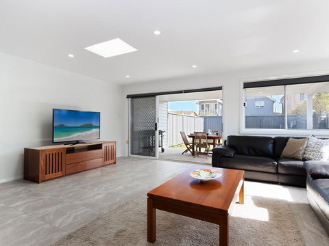 'Birubi Breezes', 2/7 Fitzroy St - Large Duplex With Air Conditioning, WIFI & Only 5 Minute Walk To The Beach - Accommodation 4U 1