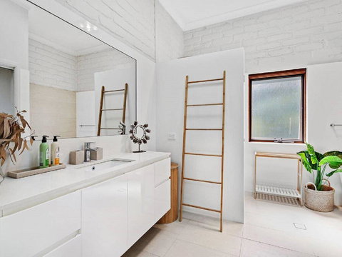 'Nunkeri', 5 Kerrie Close - Stunning House With Fabulous Views, Linen, WIFI & Air Conditioning - Accommodation 4U 3