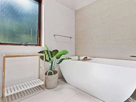 'Nunkeri', 5 Kerrie Close - Stunning House With Fabulous Views, Linen, WIFI & Air Conditioning - Accommodation 4U 2