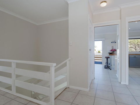 'SeaHaven', 2 Richardson Ave - Large Home With Aircon, Smart TV, WIFI, Netflix & Boat Parking - Accommodation 4U 1