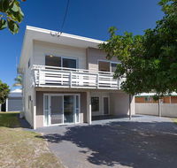 'SeaHaven' 2 Richardson Ave - Large home with Aircon Smart TV WIFI Netflix  Boat Parking - Accommodation 4U