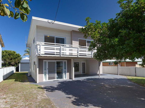 'SeaHaven', 2 Richardson Ave - Large Home With Aircon, Smart TV, WIFI, Netflix & Boat Parking - Accommodation 4U 0