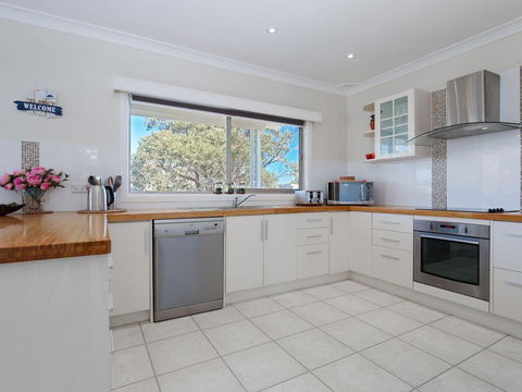 'SeaHaven', 2 Richardson Ave - Large Home With Aircon, Smart TV, WIFI, Netflix & Boat Parking - Accommodation 4U 3