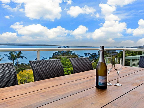'The Bay', 25 Wallawa Rd - Huge Home With Aircon, Spectacular Views & Chromecast - Accommodation 4U 1