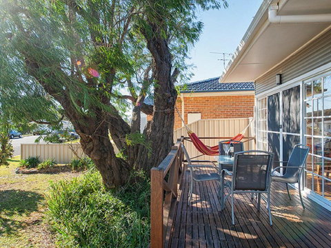 'The Croft' 11 Boulder Bay Rd - Cosy Beach House With Aircon & Only 270m To The Beach - Accommodation 4U 1