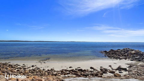 'Yacaaba' Beautiful Waterfront Location - Accommodation 4U 2