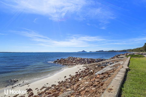 'Yacaaba' Beautiful Waterfront Location - Accommodation 4U 1