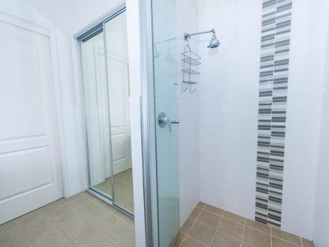 1 'Florida', 5 Lillian Street - 2 Min Walk To Beach, Shops & Restaurants - Accommodation 4U 2