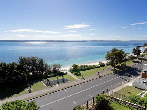 1 'Kiah', 53 Victoria Parade - Stunning Views, Wifi, Aircon, Just Across The Road To The Water - Accommodation 4U 2