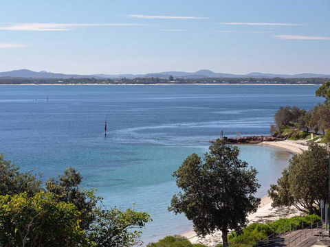 1 'Kiah', 53 Victoria Parade - Stunning Views, Wifi, Aircon, Just Across The Road To The Water - Accommodation 4U 3