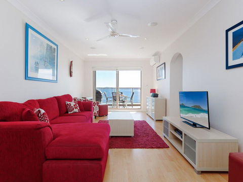 1 'Kiah', 53 Victoria Parade - Stunning Views, Wifi, Aircon, Just Across The Road To The Water - Accommodation 4U 1