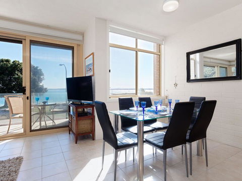1 'Little Hut', 20 Kurrawa Close - Spectacular Water Views, NBN & Air Conditioned - Accommodation 4U 1