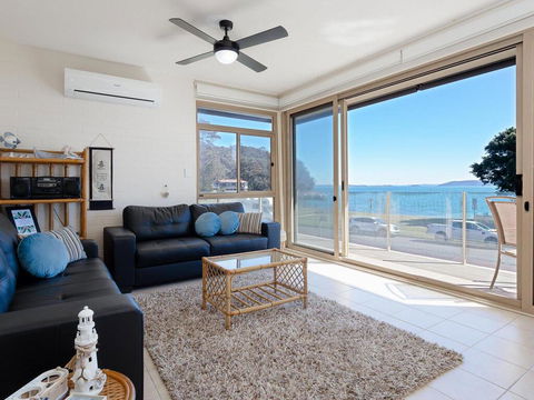 1 'Little Hut', 20 Kurrawa Close - Spectacular Water Views, NBN & Air Conditioned - Accommodation 4U 2