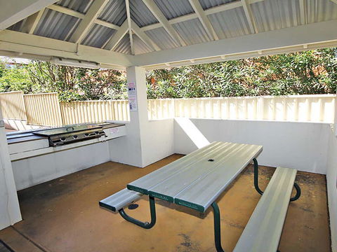 1 'SEASHELLS' 21-23 MAGNUS STREET - WIFI, POOL, LIFT & AIR CONDITIONING - Accommodation 4U 2