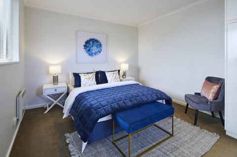 1 Bdrm Top Floor Apt With Sunroom - Accommodation 4U 0