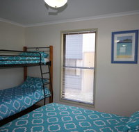 1 Naiad Court - Lowset family home with swimming pool and covered deck. Pet friendly - Accommodation 4U