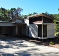 12 Satinwood Drive - Family home with swimming pool located in natural bushland and close to beach - Accommodation 4U