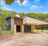 18 Naiad Court - Rainbow Shores Modern Beach House Walk to Beach - Accommodation 4U