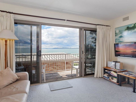 2 'Sunnie Belle' 3 Victoria Parade- Water Views Over Nelson Bay Foreshore - Accommodation 4U 2