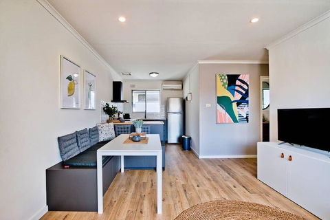 2 Bedroom Apt In Glenelg With Air-Con - Accommodation 4U 0