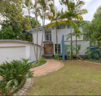 2 Satinwood Drive - Rainbow Shores Executive Level Beach House Pool Walk to Beach - Accommodation 4U