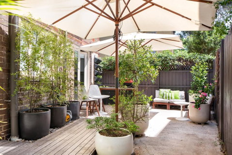 2-Bed Balmain Retreat With Outdoor Patio - Accommodation 4U 1