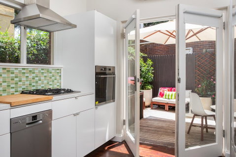 2-Bed Balmain Retreat With Outdoor Patio - Accommodation 4U 3