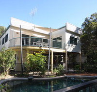 20 Orania Court - Two storey family home with swimming pool patio  large deck. Pet friendly - Accommodation 4U