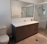 26 Satinwood Drive- Low set modern sleeps 8 - Accommodation 4U