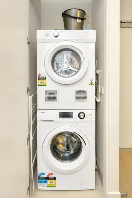 CBD Skyline 2 Bedroom Apartment - Accommodation 4U 4