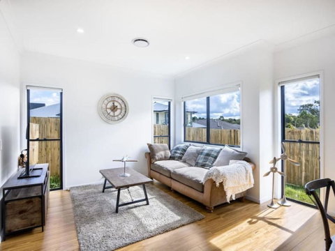 Cute 4BR Family Home In Calamvale - Accommodation 4U 1