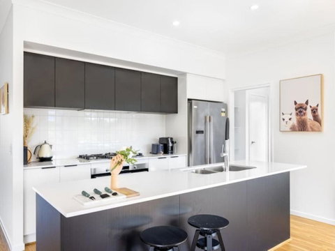 Cute 4BR Family Home In Calamvale - Accommodation 4U 4