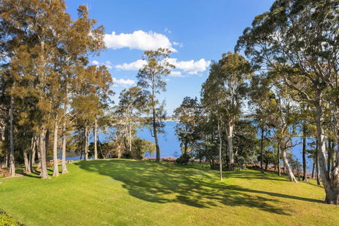 Danalene, 44a Danalene Pde - Stunning Waterfront Property With Air Con, WI-FI, Double Lock Up Garage & Boat Parking - Accommodation 4U 3