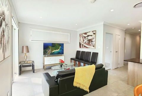 Delightful 2-level Home In Bardia - Accommodation 4U 2