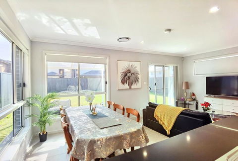 Delightful 2-level Home In Bardia - Accommodation 4U 0