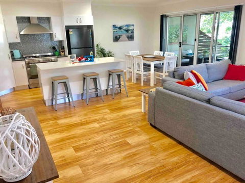 DELUXE Escape! Central, NEW & Spacious 3 Bed - Accommodation 4U 0