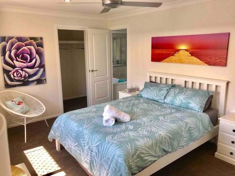 DELUXE Escape! Central, NEW & Spacious 3 Bed - Accommodation 4U 2